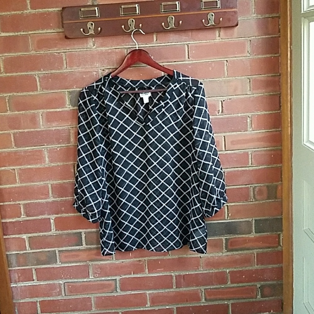 Old navy quarter sleeve black top with rope print.
